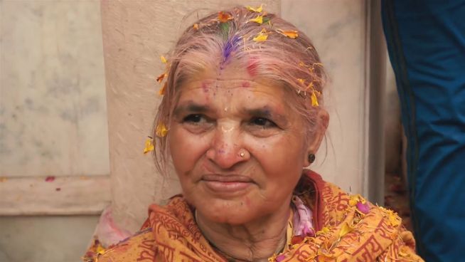 Indien: Farbenfrohe Revolution der Witwen
