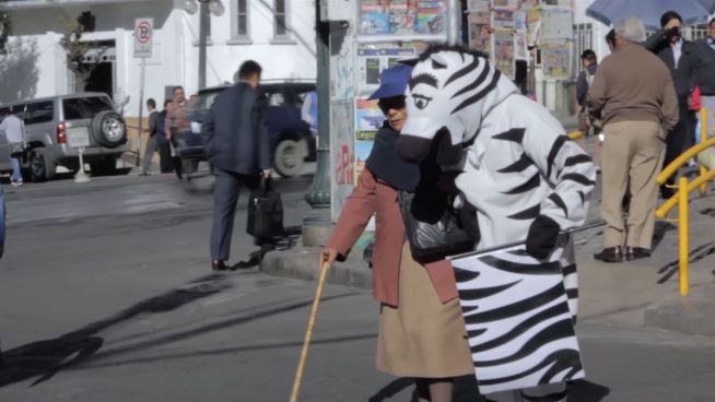 Helfende Zebras: La Paz's Verkehrswacht in schwarz-weiß