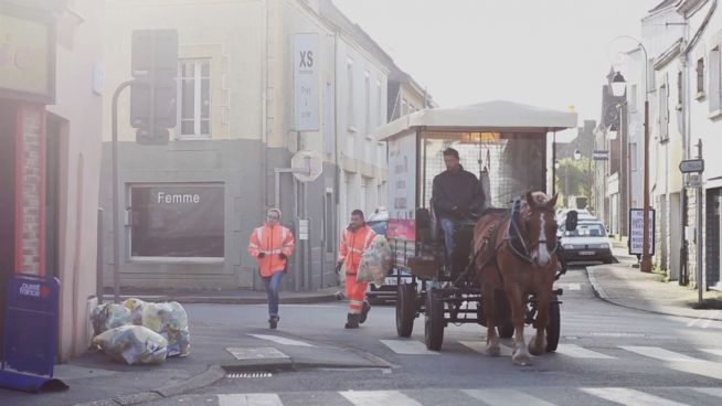Pferdestark in Frankreich: Eine Kutsche als Müllabfuhr