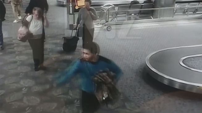Flughafen-Killer: Hier zieht der Ex-Veteran seine Waffe