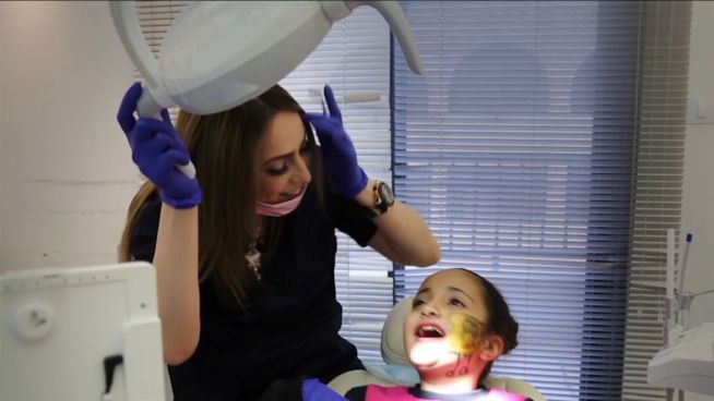 Zahnfee in Palästina: Kinder behandeln ihre Stofftiere gegen die Angst