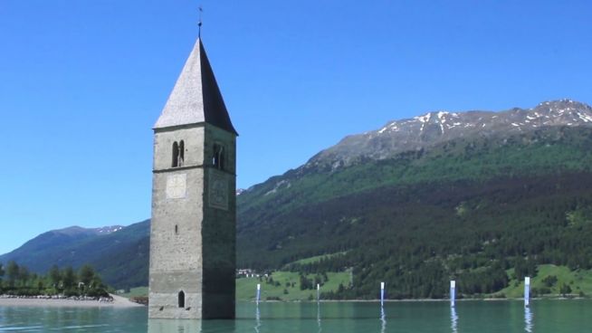 Märchenhaft: Der versunkene Kirchturm im Reschensee