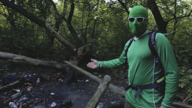 Als ‘Cleanman’ verkleidet: Russe kämpft gegen Müllberge
