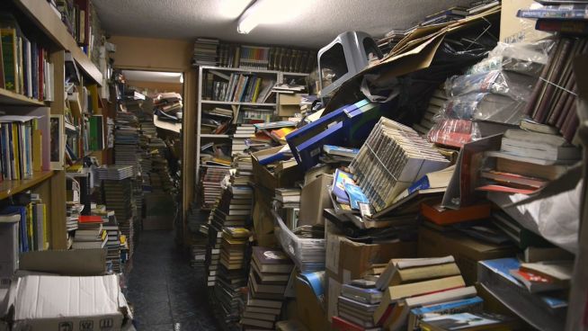 Aus dem Müll: Mann fischt 30.000 Bücher aus Abfall