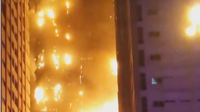 Feuer in Adschman: Luxus-Wohntürme stehen in Flammen