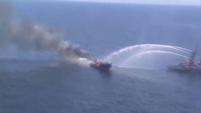 Havarie auf See: Russischer Öltanker in Flammen