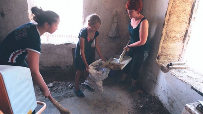 Stein auf Stein: Freiwillige bauen ukrainische Dörfer