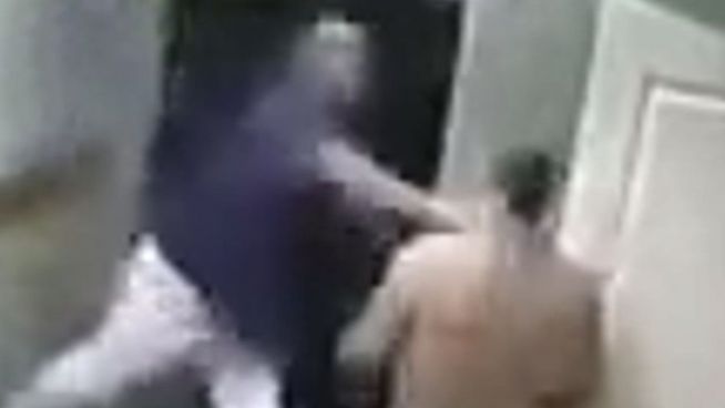 Videobeweis: Arzt schlägt Patienten mit einem Hieb tot