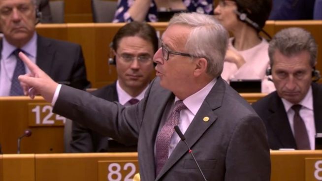 Tumulte im EU-Parlament: Juncker greift EU-Kritiker an