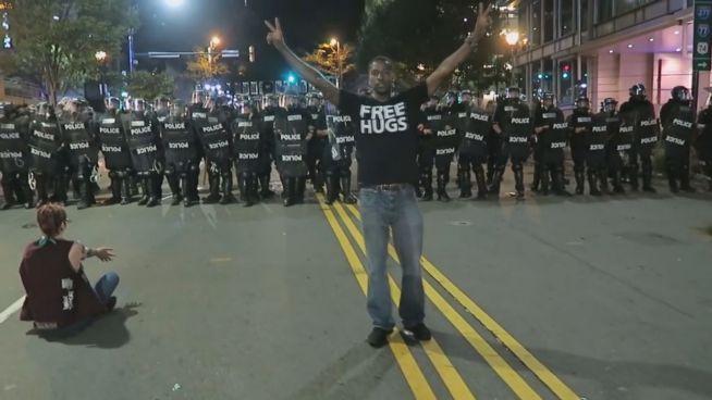 Randale in Charlotte: Aktivist umarmt Polizisten
