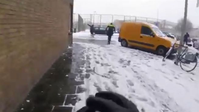 Sympathisch nah: Polizisten liefern Schneeballschlacht