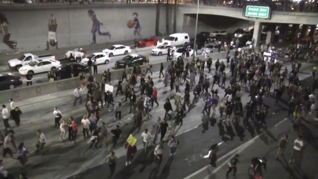 Trump-Proteste: Tausende blockieren Autobahn in L.A.