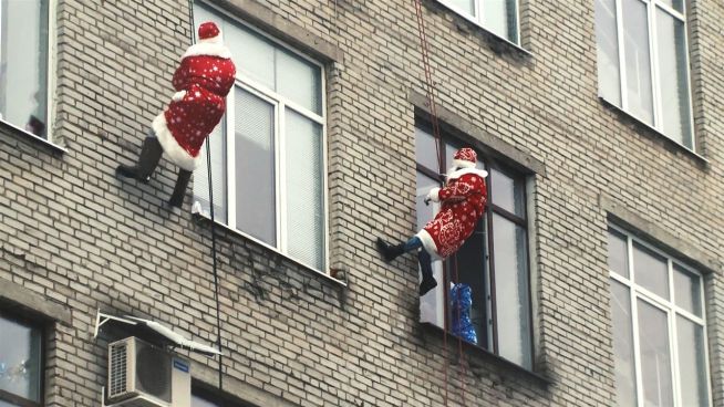 Geschenke durchs Fenster: Kletterer beglücken Kids