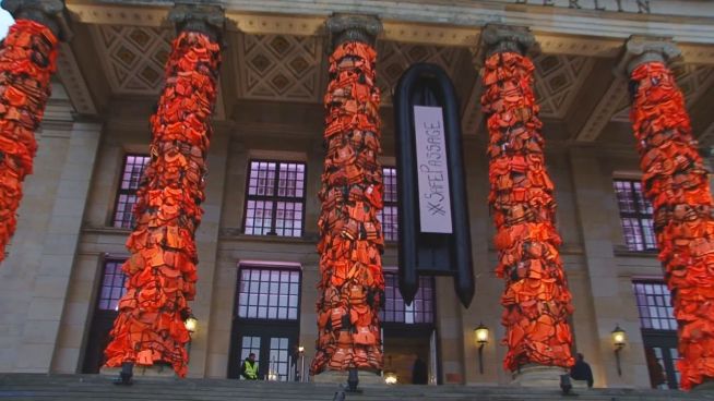 Hilfeschrei am Gendarmenmarkt: Ai Weiweis Schwimmwesten