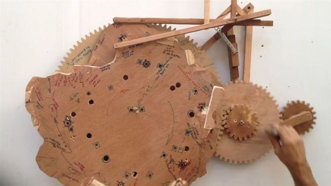 Holzmaler macht einen auf Selfie: Künstler baut Malmaschine