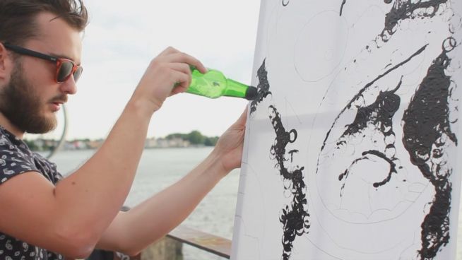 Malen mit Bier: Franzosen verbinden Party mit Kunst