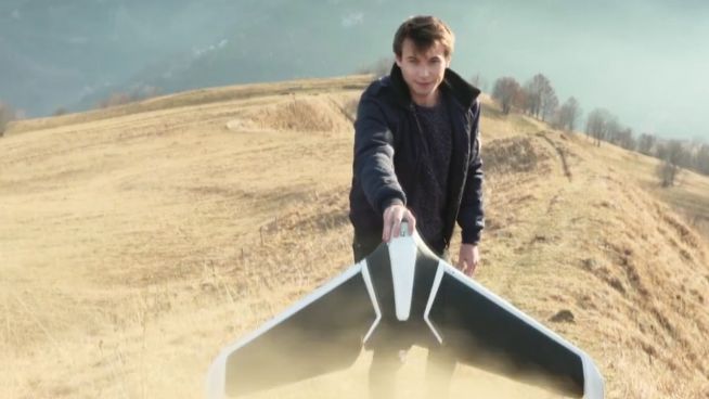 Papierflieger-Stil: Flügel-Drohne startet aus der Hand